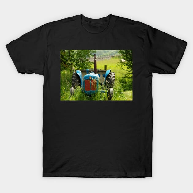 Fordson Dexta traktor castleton derbyshire T-Shirt by Simon-dell